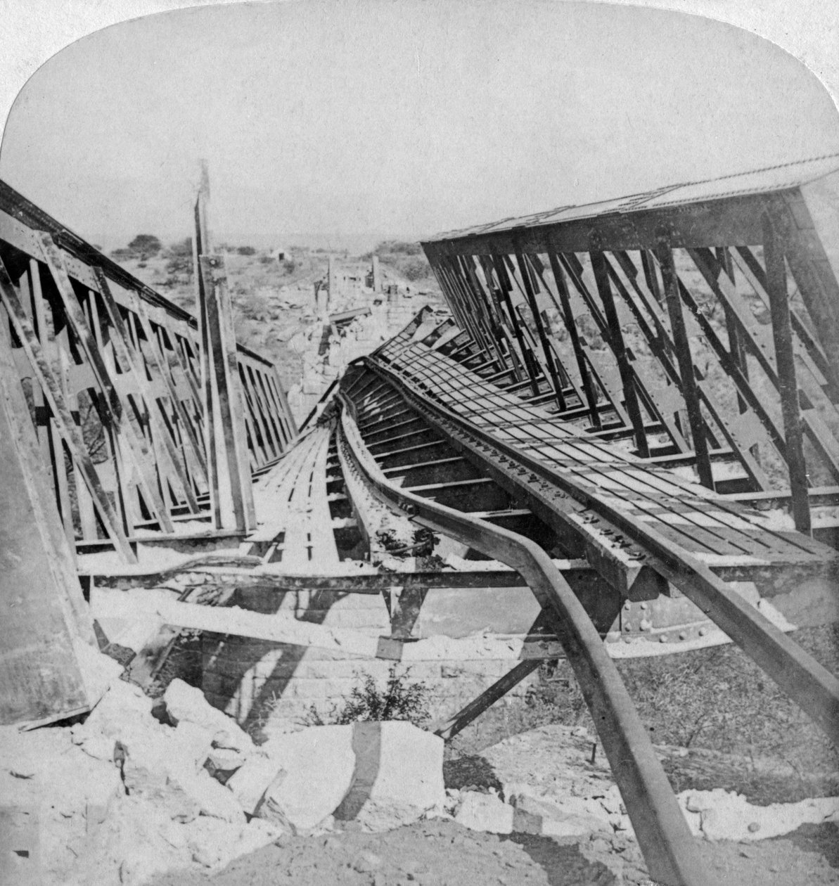 Järnvägsbron över Valsfloden vid Kroonstad, sprängd av boerna, Sydafrika, 1901 av Underwood and Underwood