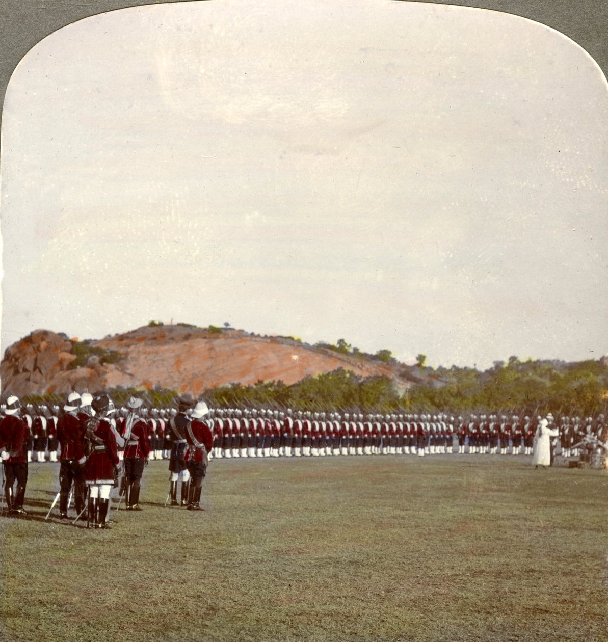 Tar emot färgerna inne på torget, Indien, 1900-talet. av Underwood and Underwood