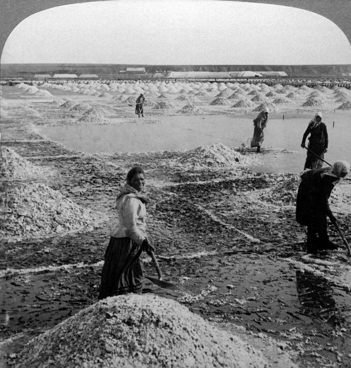Reservoar efter avdunstning, vänder upp saltfälten, Solinen, Ryssland. av Underwood and Underwood