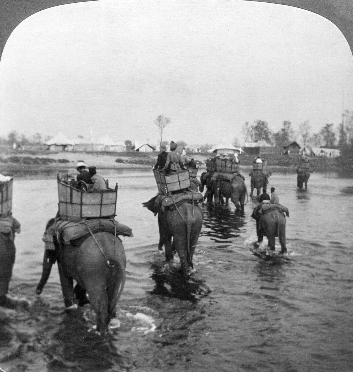 Återvänder till lägret efter en dags fotografering i Behar-djungeln, Indien, 1909. av Underwood and Underwood