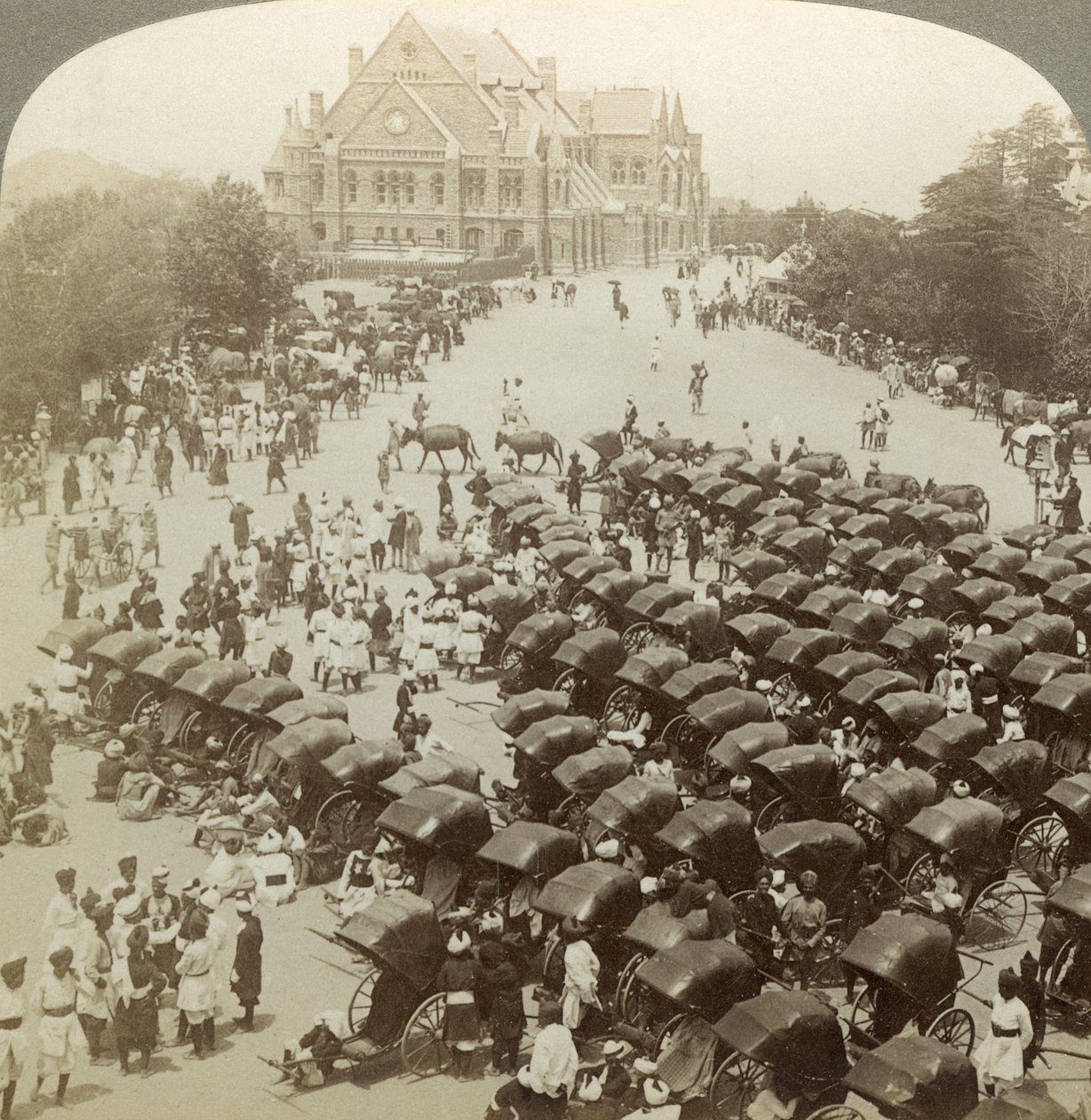 Rickshaws before Christ Church, Simla, Indien, 26 juni 1902. av Underwood and Underwood