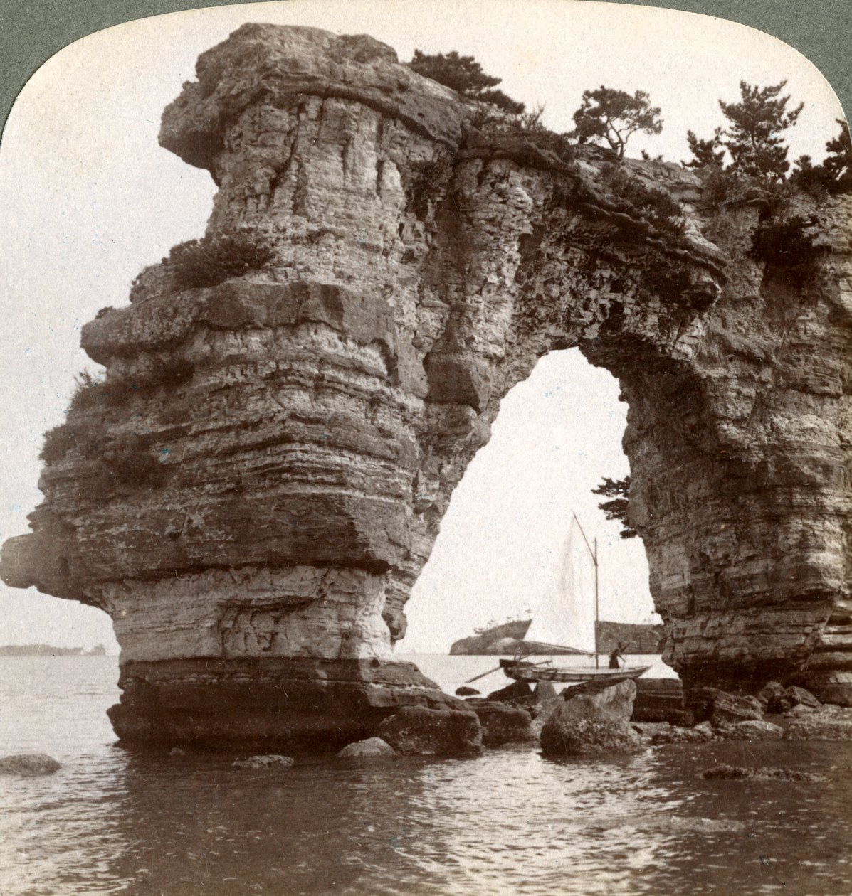 Klippbåge i Matsushima Bay, sydöstra Japan, 1904. av Underwood and Underwood
