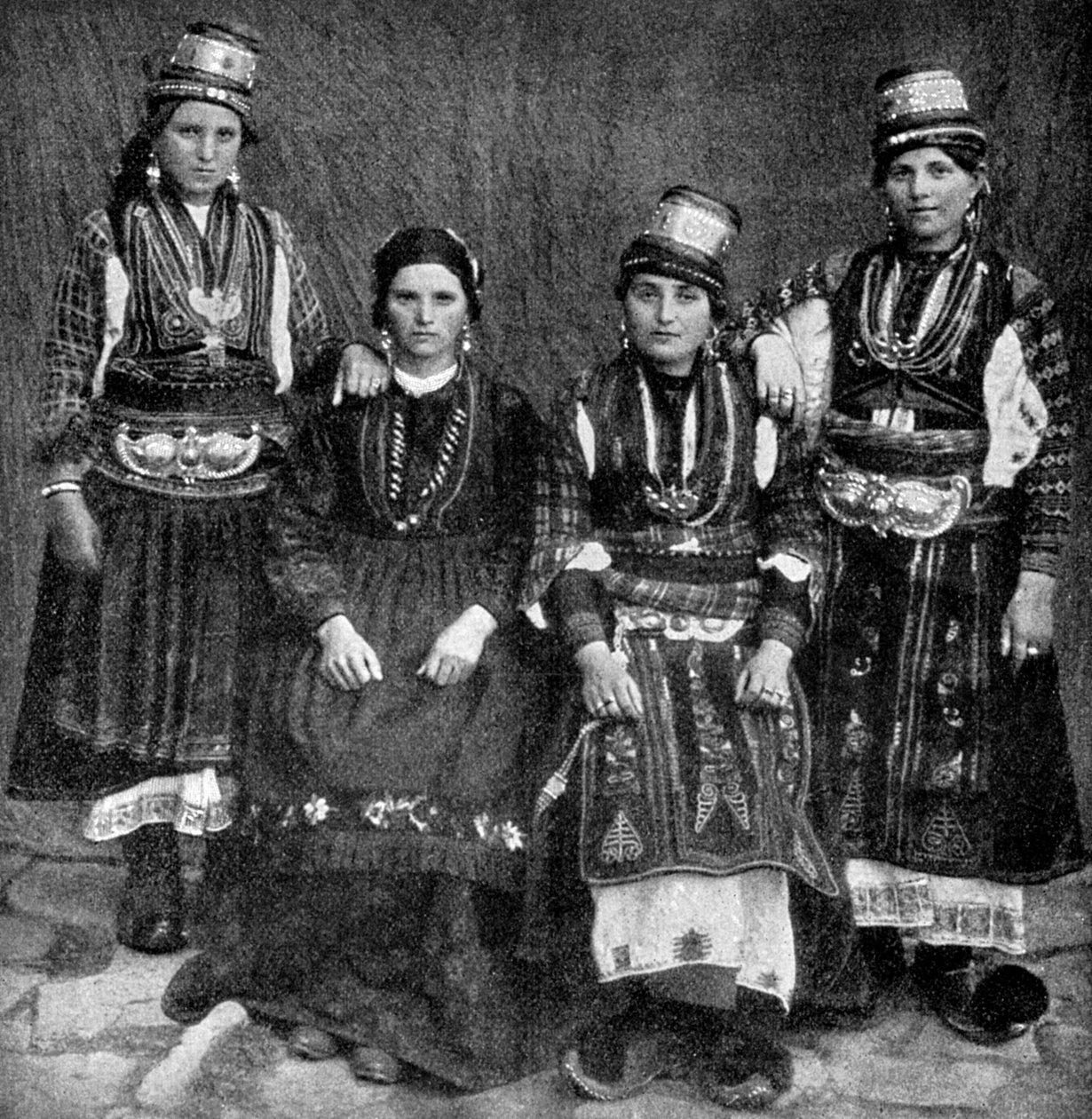 Romska kvinnor, Albanien, 1922. av Underwood and Underwood
