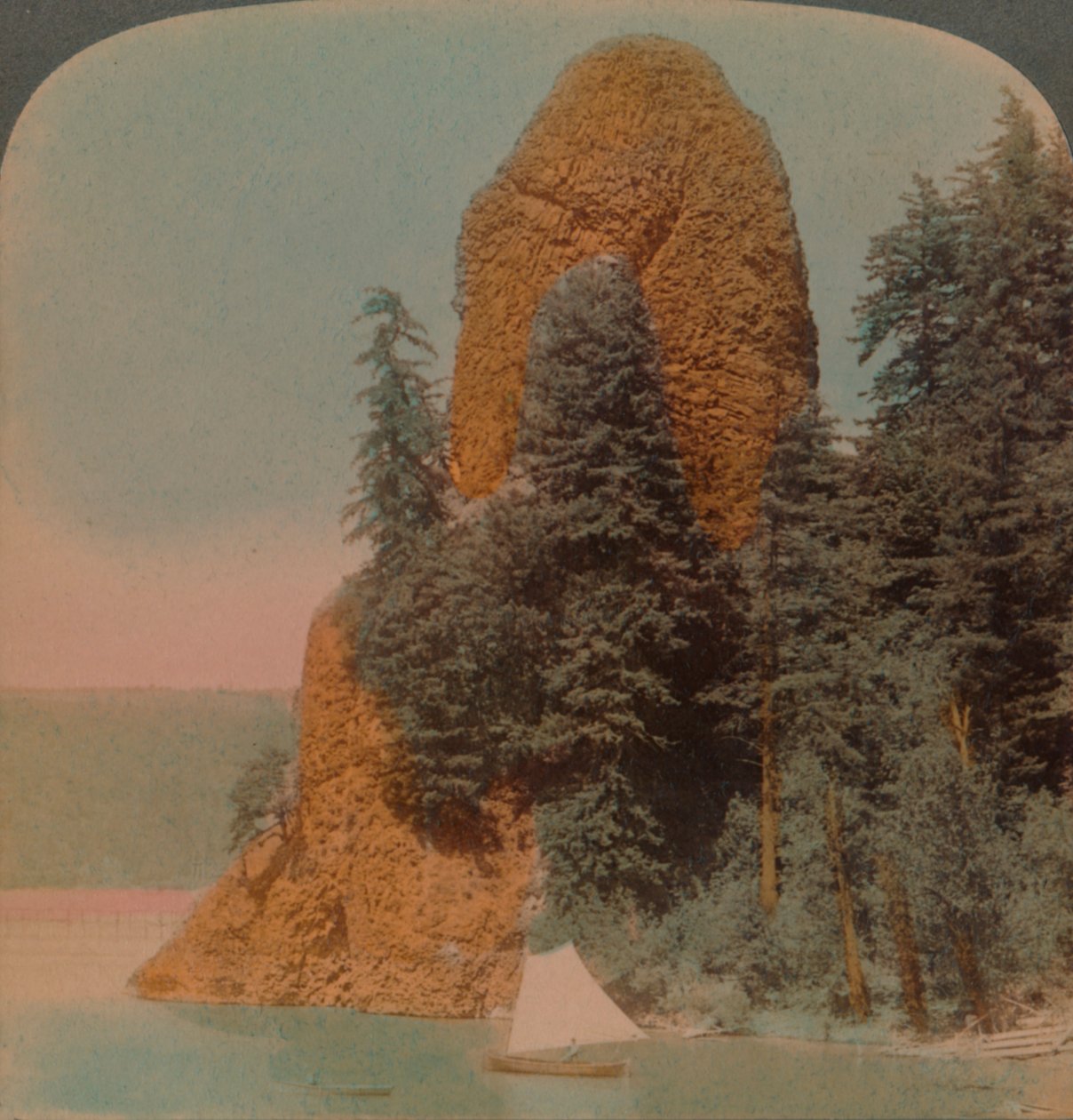 Rooster Rock, nyfiken klippformation längs Columbia River, Oregon, 1902. Artister: Elmer Underwood, Bert Elias Underwood. av Underwood and Underwood
