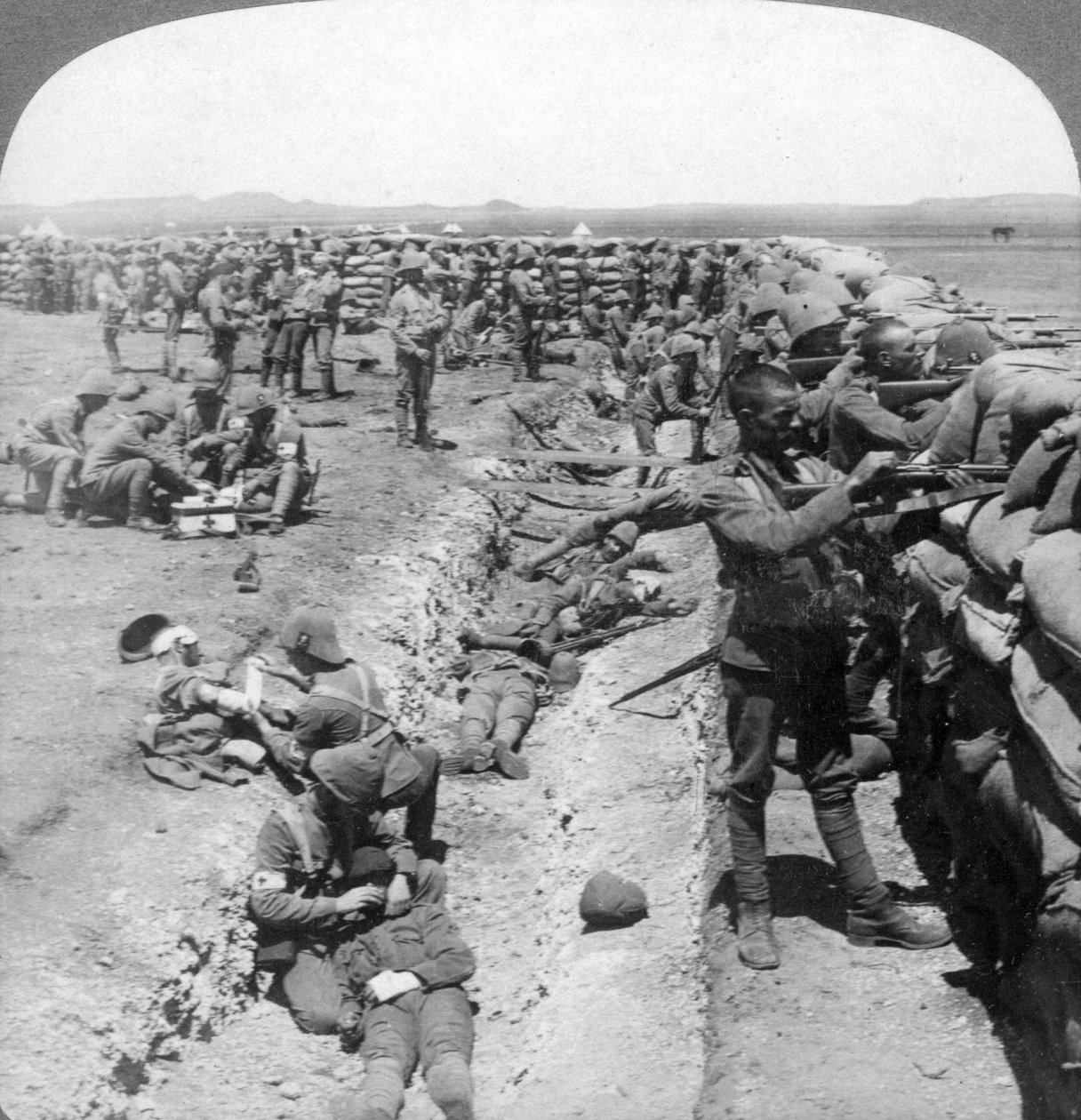 Royal Munster Fusiliers slåss vid Honey Nest Kloof, Sydafrika, 1900. av Underwood and Underwood