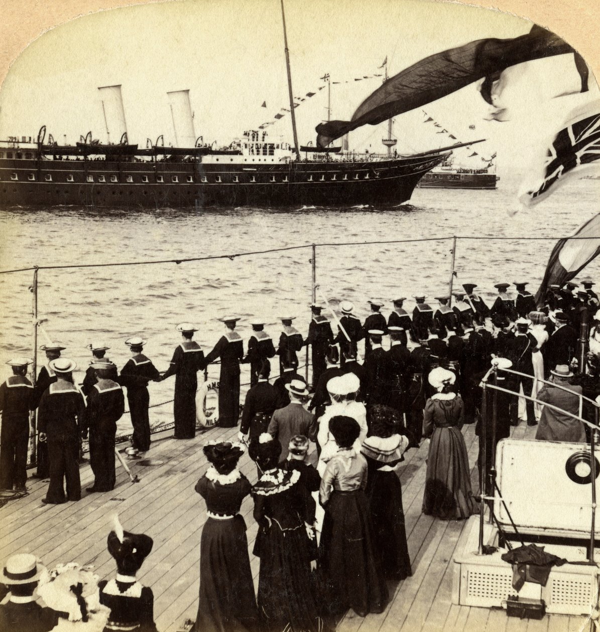 Royal Yacht passerar slagskeppet HMS Nile, Coronation Review, Spithead, Hampshire, 1902. av Underwood and Underwood