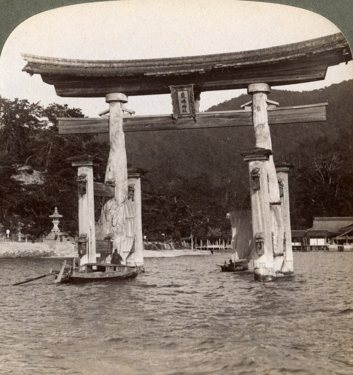 Helig torii-port som reser sig från havet, Itsukushima-helgedomen, Miyajima Island, Japan, 1904 av Underwood and Underwood