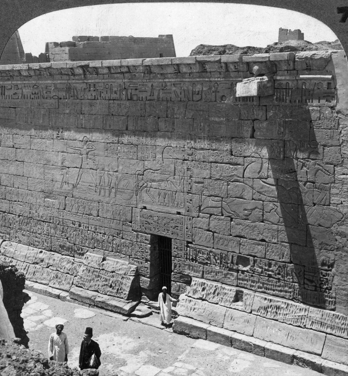 Stridsscener och jakten ristade på en vägg i Medinet Habu, Thebe, Egypten, 1905. av Underwood and Underwood
