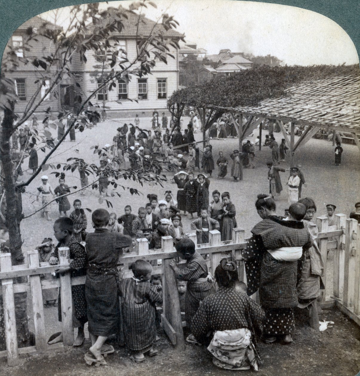 Skolhus och tomt, Yokohama, Japan, 1904 av Underwood and Underwood