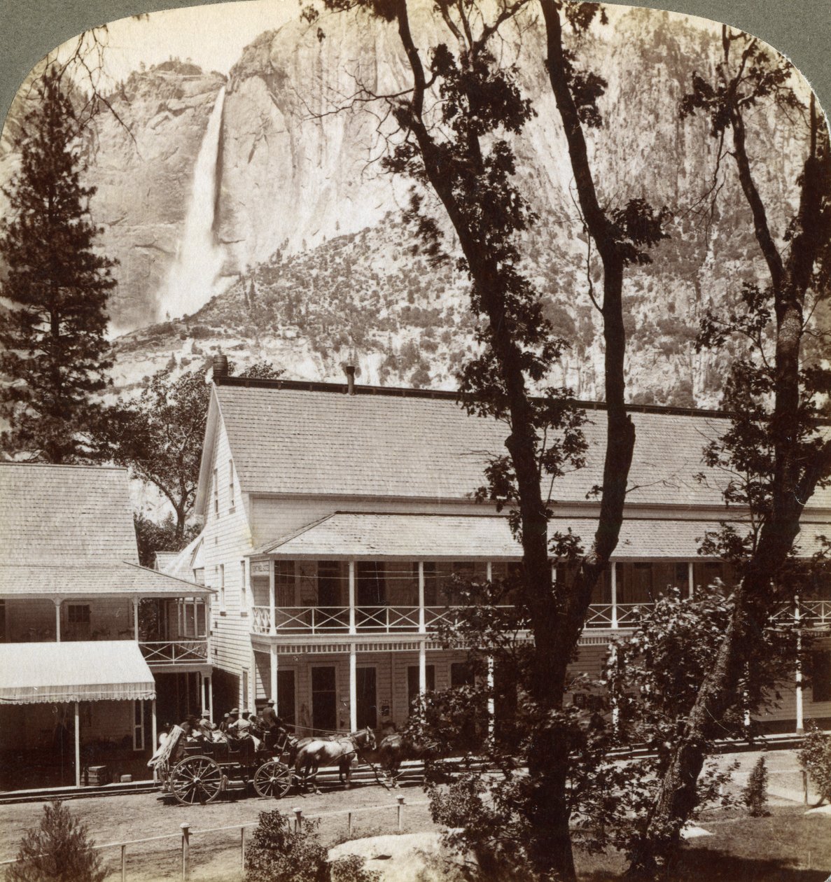 Sentinel Hotel, ser norrut över dalen till Yosemite Falls, Kalifornien, USA, 1902 av Underwood and Underwood