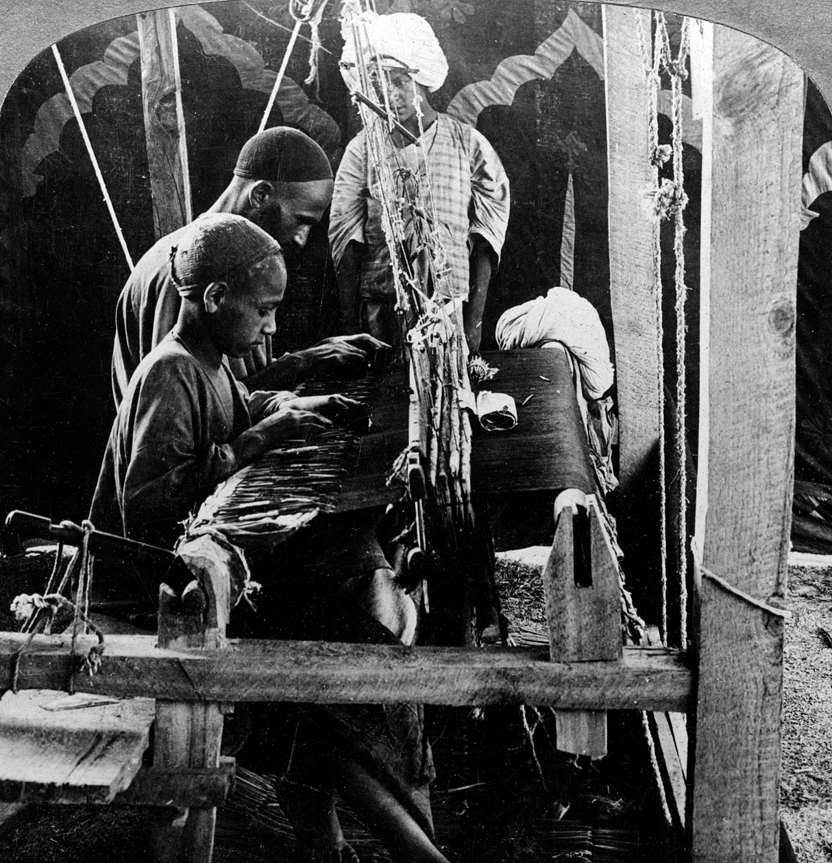Sjalvävare, Kashmir, Indien, c1900-talet. av Underwood and Underwood