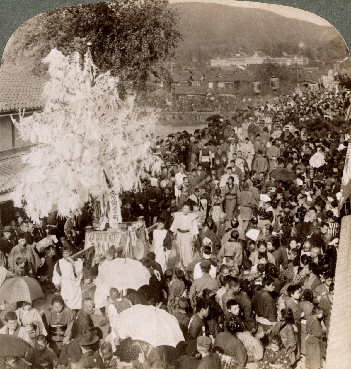 Shintoprocession som bär heliga föremål över en bro till Imperial Museum, Kyoto, Japan, 1904. av Underwood and Underwood