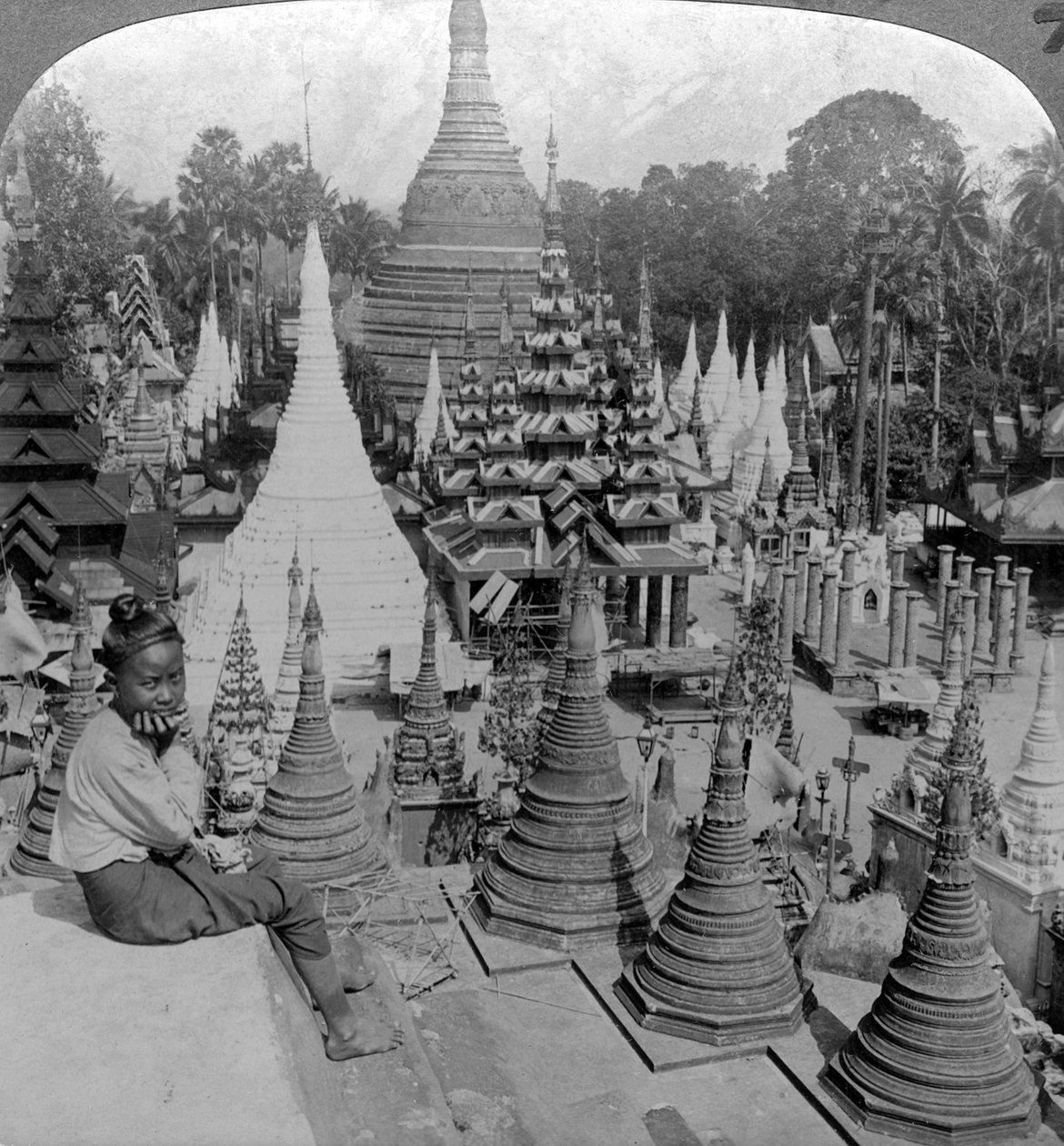 Shwedagon Pagoda, Rangoon, Burma, c1900-talet. av Underwood and Underwood