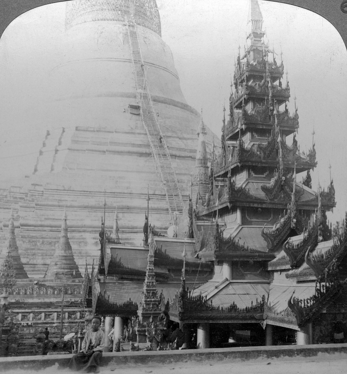 Shwedagon Pagoda, Rangoon, Burma, c1900-talet. av Underwood and Underwood