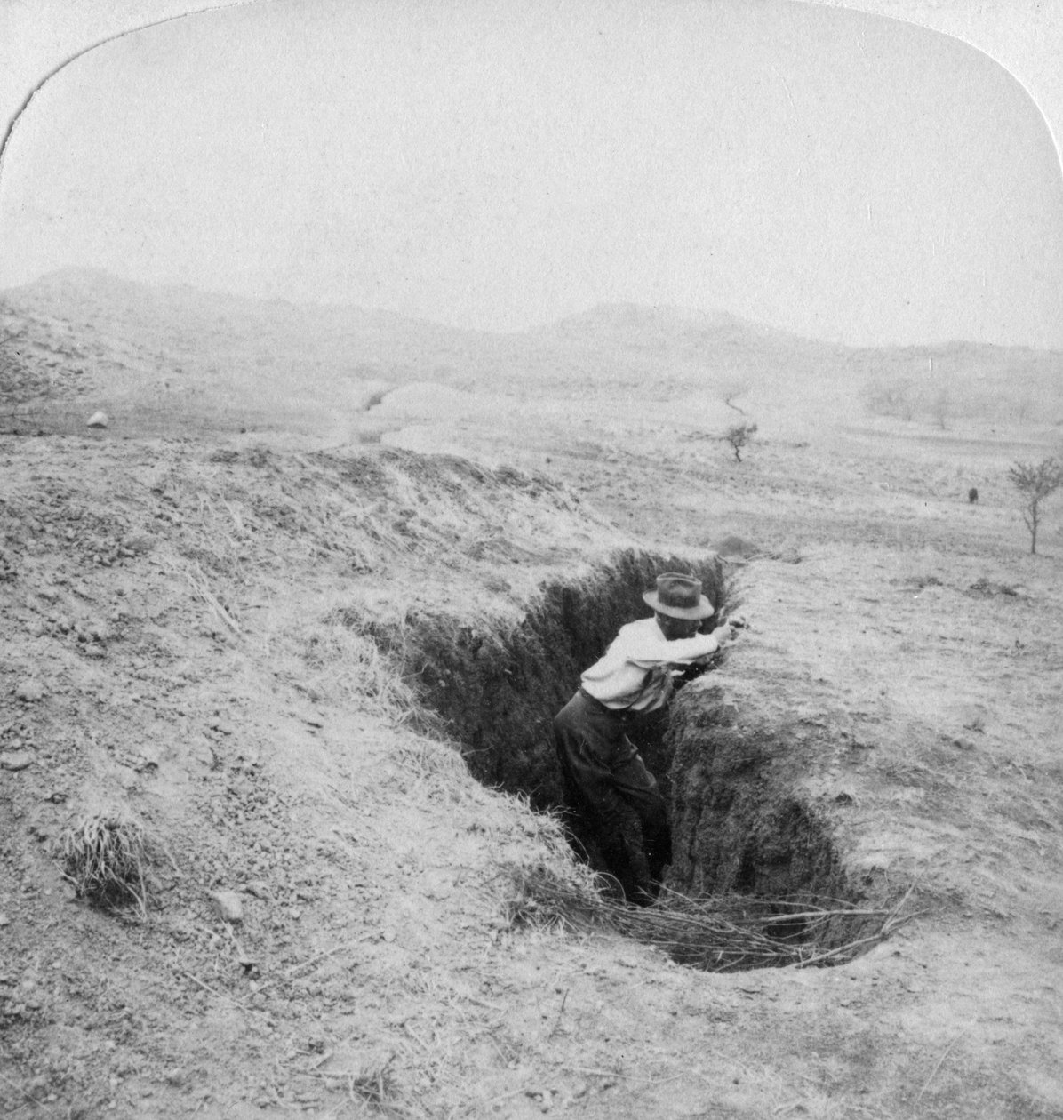 Sidovy av ett boerdike vid foten av Hlangwane Hill, Sydafrika, 1901 av Underwood and Underwood