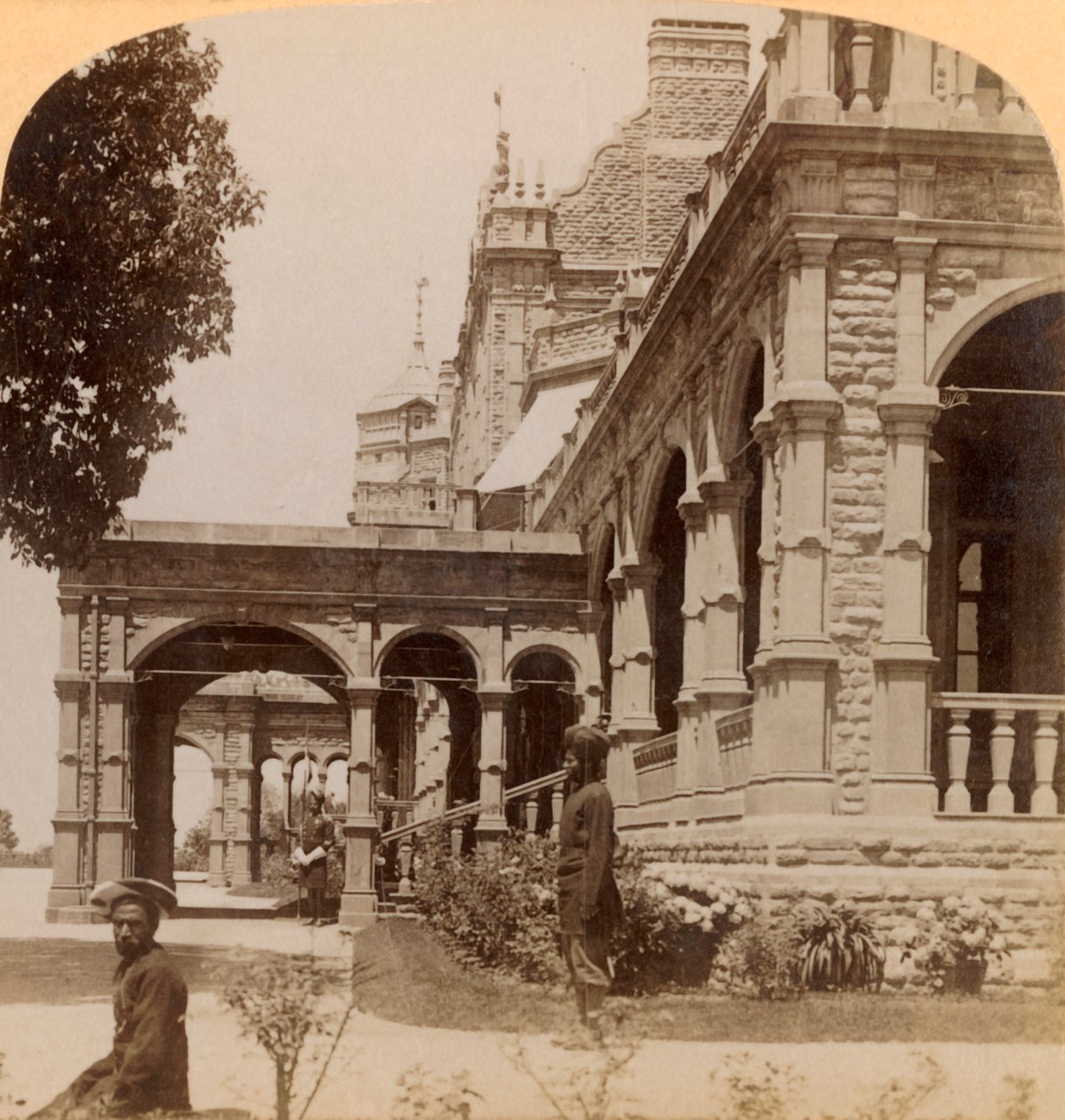 South Front of Viceregal Lodge...i Simla, Indiens charmiga sommarhuvudstad, 1902. av Underwood and Underwood