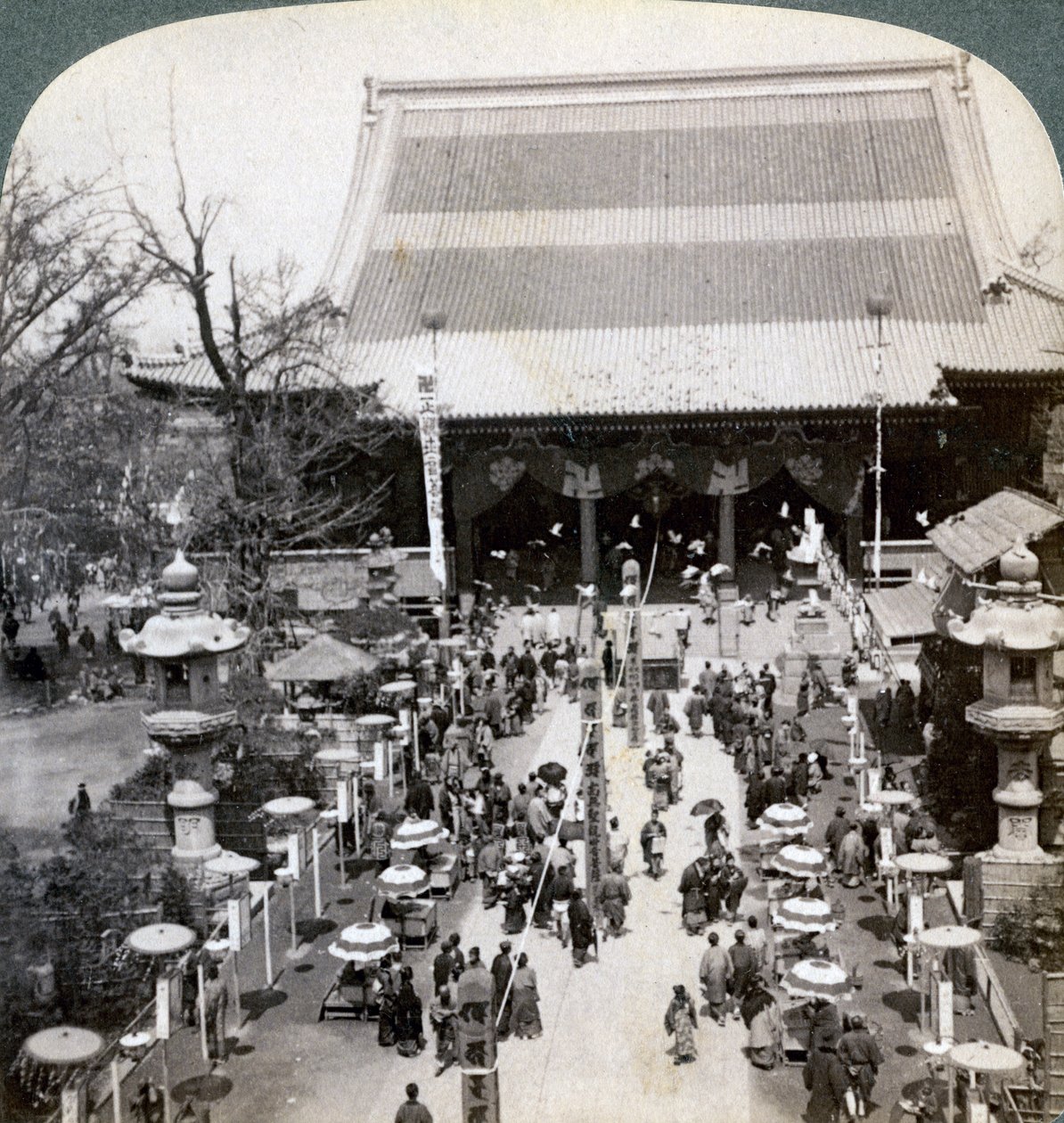 Södra framsidan av Asakusa-templet, Tokyo, Japan, 1904 av Underwood and Underwood
