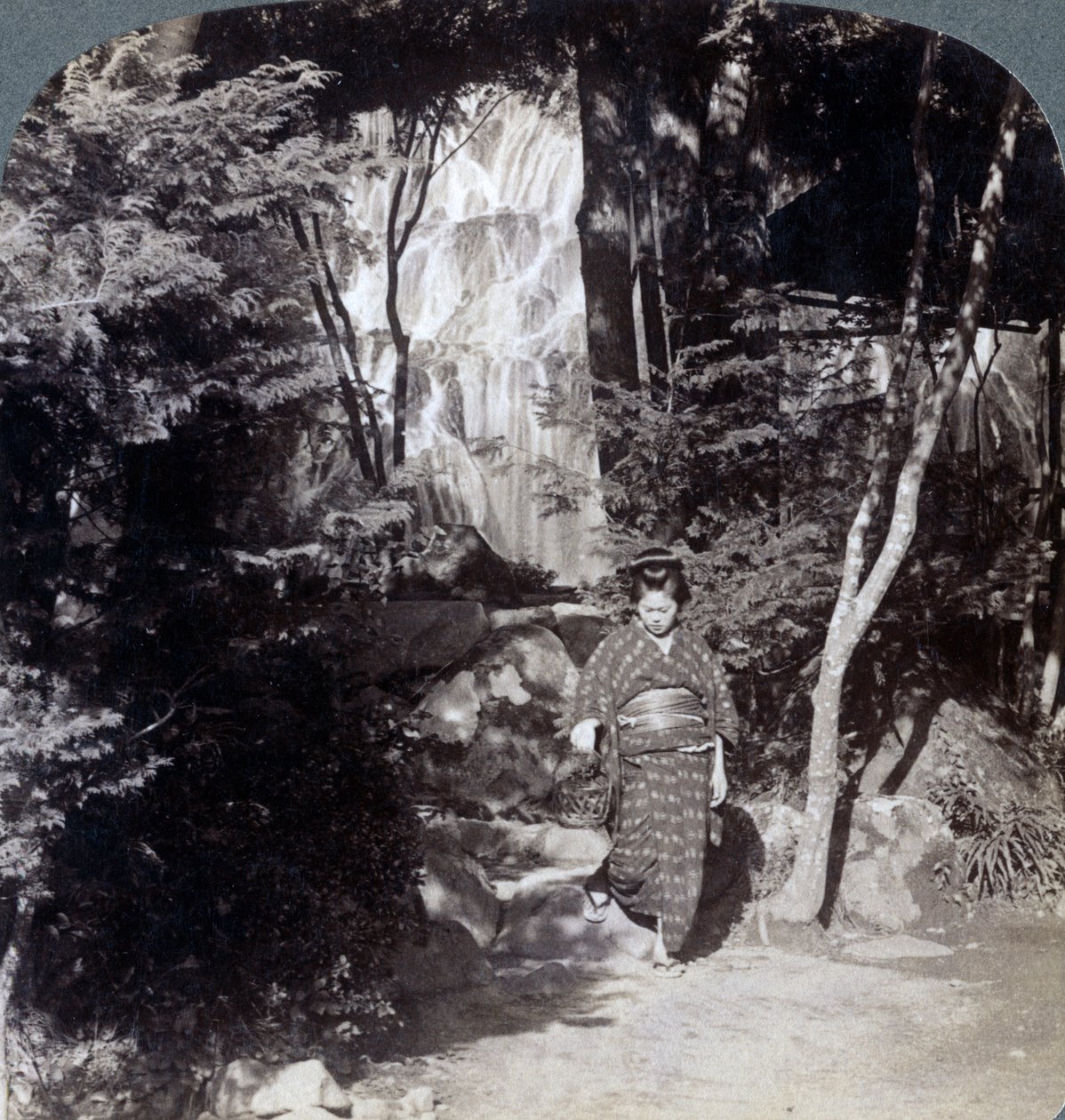 Stänkande vatten från ett vattenfall vid Yumoto, Japan, 1904. av Underwood and Underwood