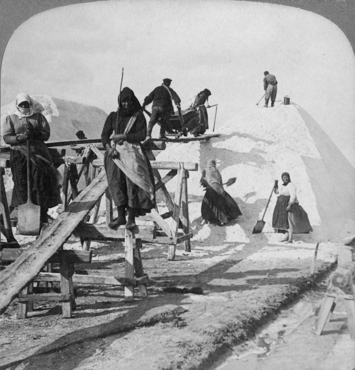 Staplar salt i de stora saltfälten i Solinen, Svarta havet, Ryssland, 1898. av Underwood and Underwood