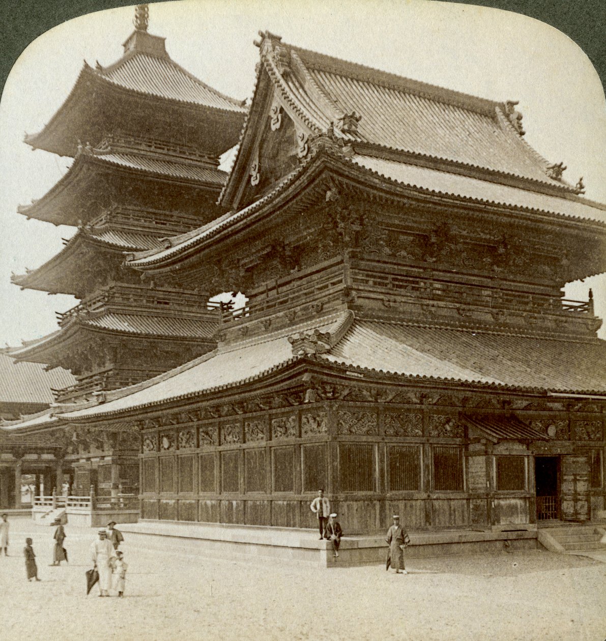 Stately splendour of the Shitenno-ji Temple, Osaka, Japan, 1904 av Underwood and Underwood