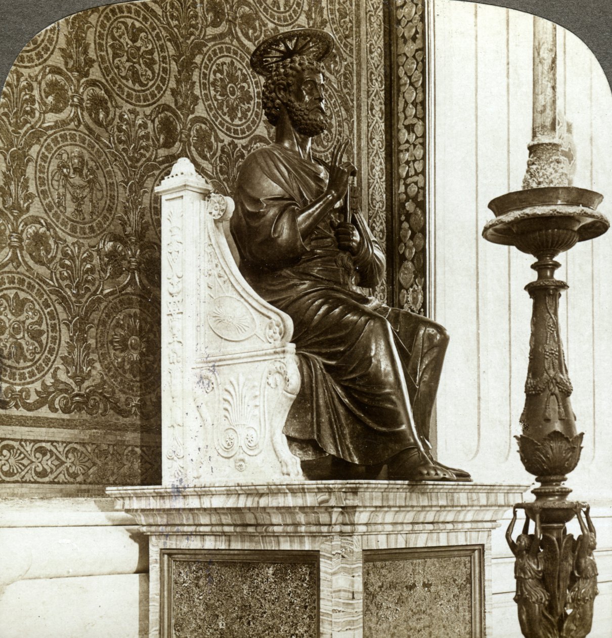 Staty av St Peter, Peterskyrkan, Rom, Italien. av Underwood and Underwood