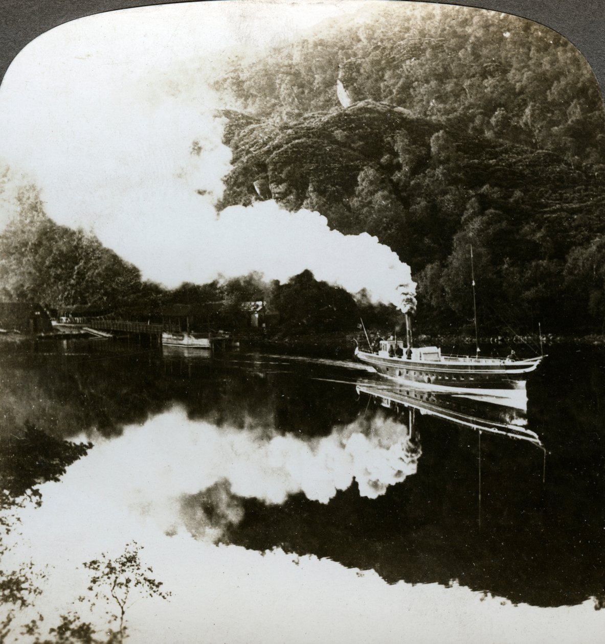 Ånga yacht på Loch Katrine, Skottland. av Underwood and Underwood