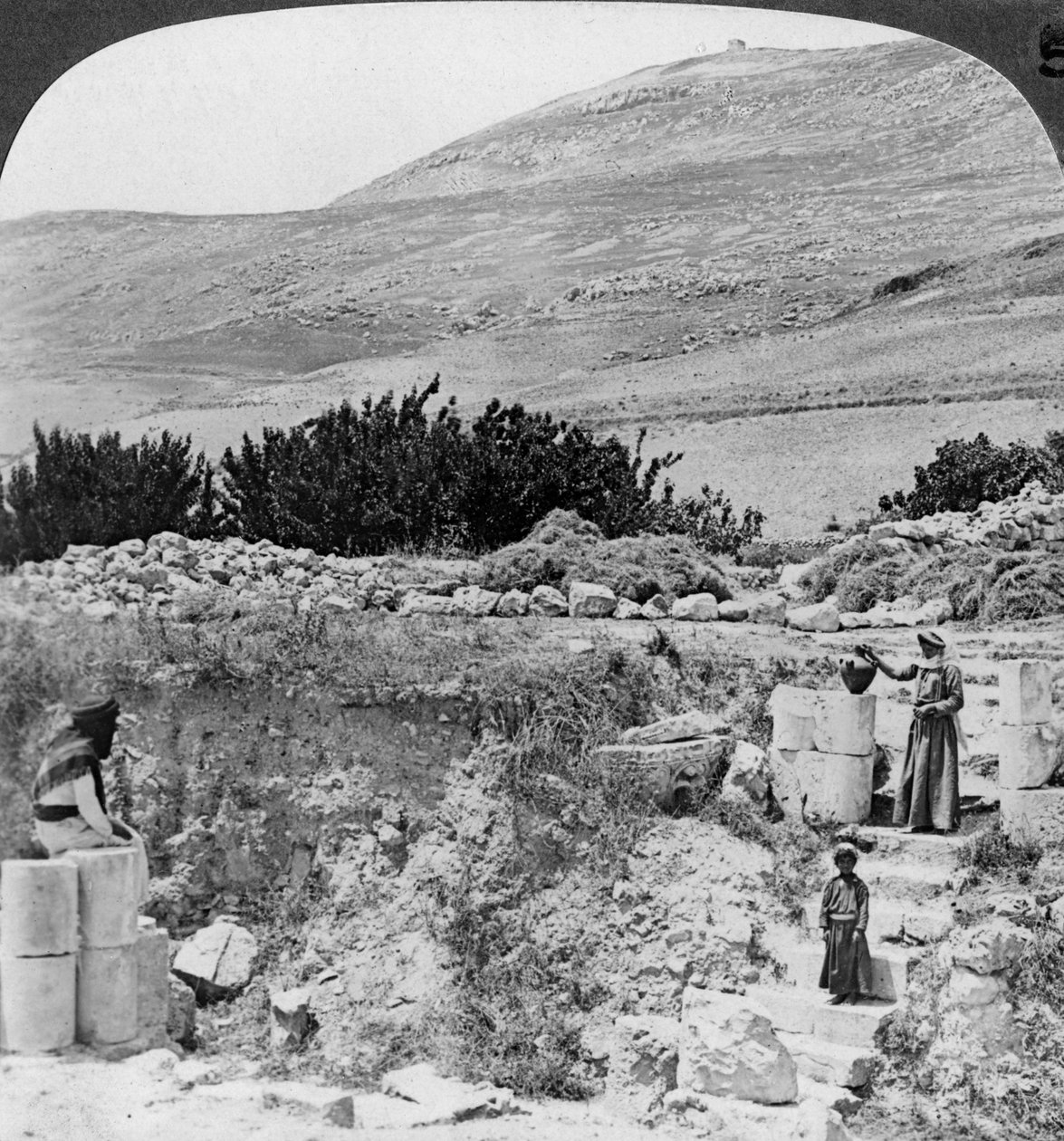 Steg som leder till Jacobs brunn, med utsikt mot nordväst, Palestina Israel, 1905. av Underwood and Underwood