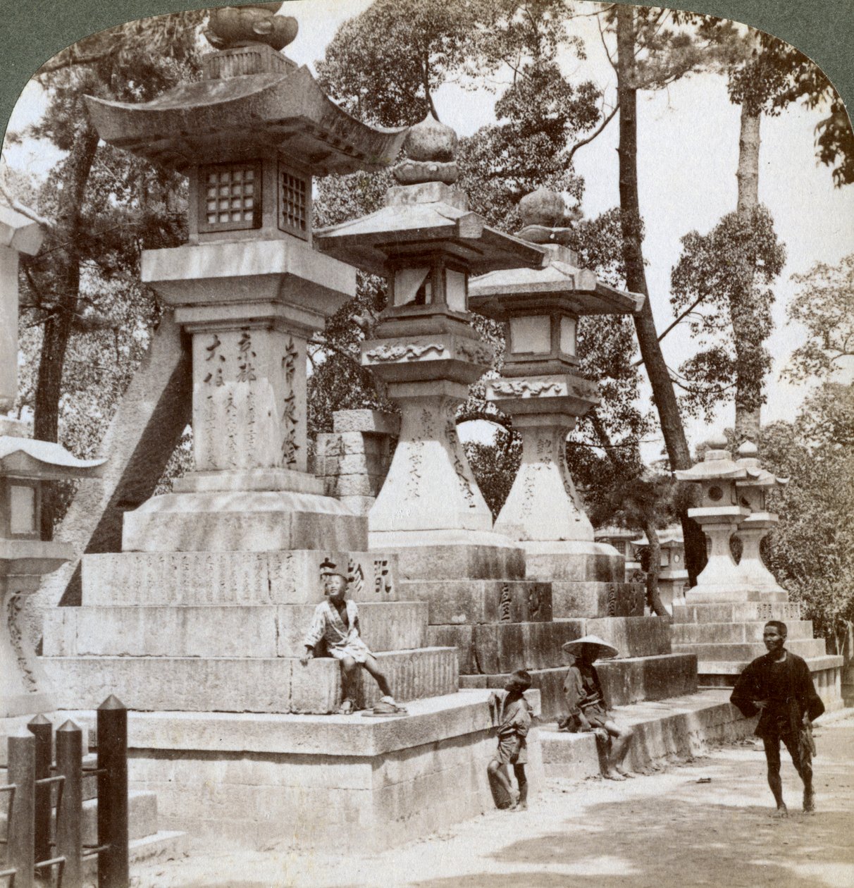 Stenlyktor i Sumiyoshi, Osaka, Japan, 1904 av Underwood and Underwood