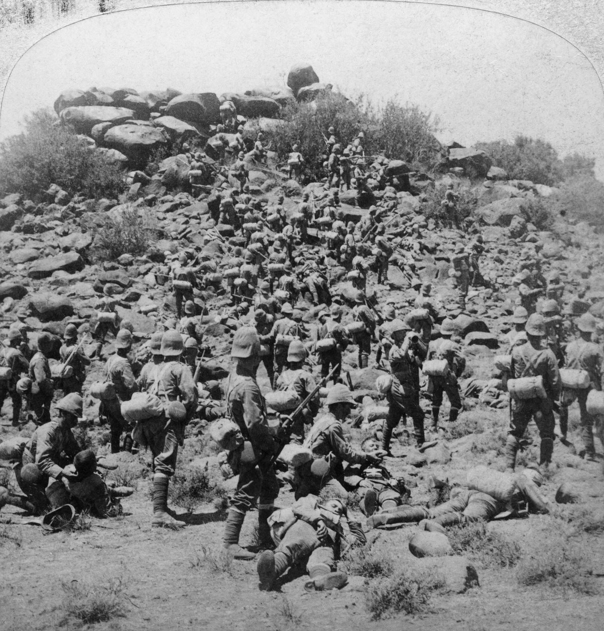Stormningen av boerkopjen av Suffolks vid Colesberg, Sydafrika, boerkriget, 1900. av Underwood and Underwood