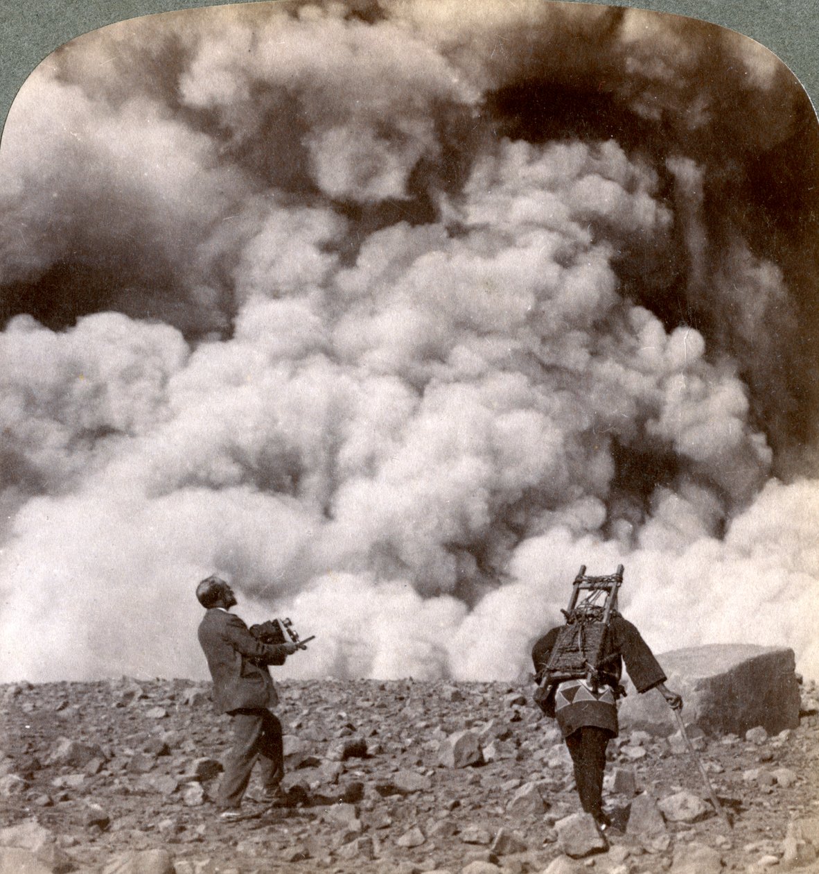 Plötslig vulkanexplosion i kratern på Mount Asama Asamayama, Japan, 1904. av Underwood and Underwood