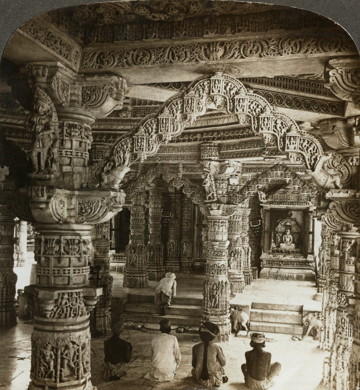 Temple of Vimal Vasahi, Mount Abu, Rajasthan, Indien. av Underwood and Underwood