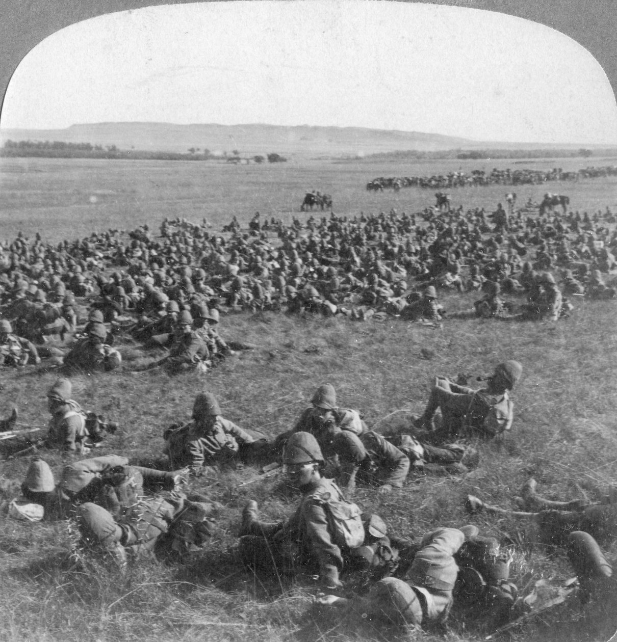Den 9:e divisionen vilar på marschen till Bloemfontein, Sydafrika, Boer War, 1901 av Underwood and Underwood
