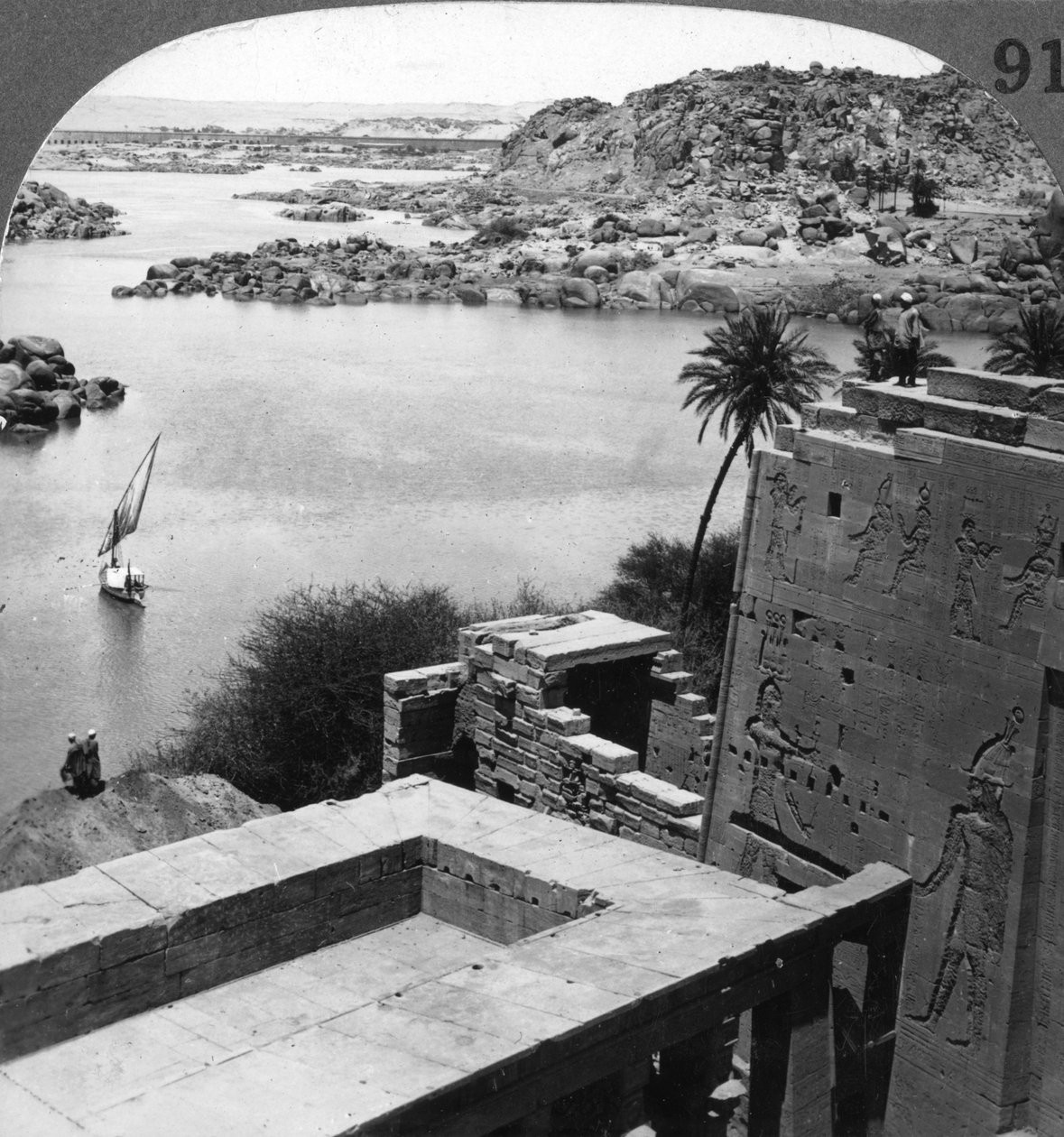 Aswan-dammen sett från Philae-templet, Egypten, 1905. av Underwood and Underwood