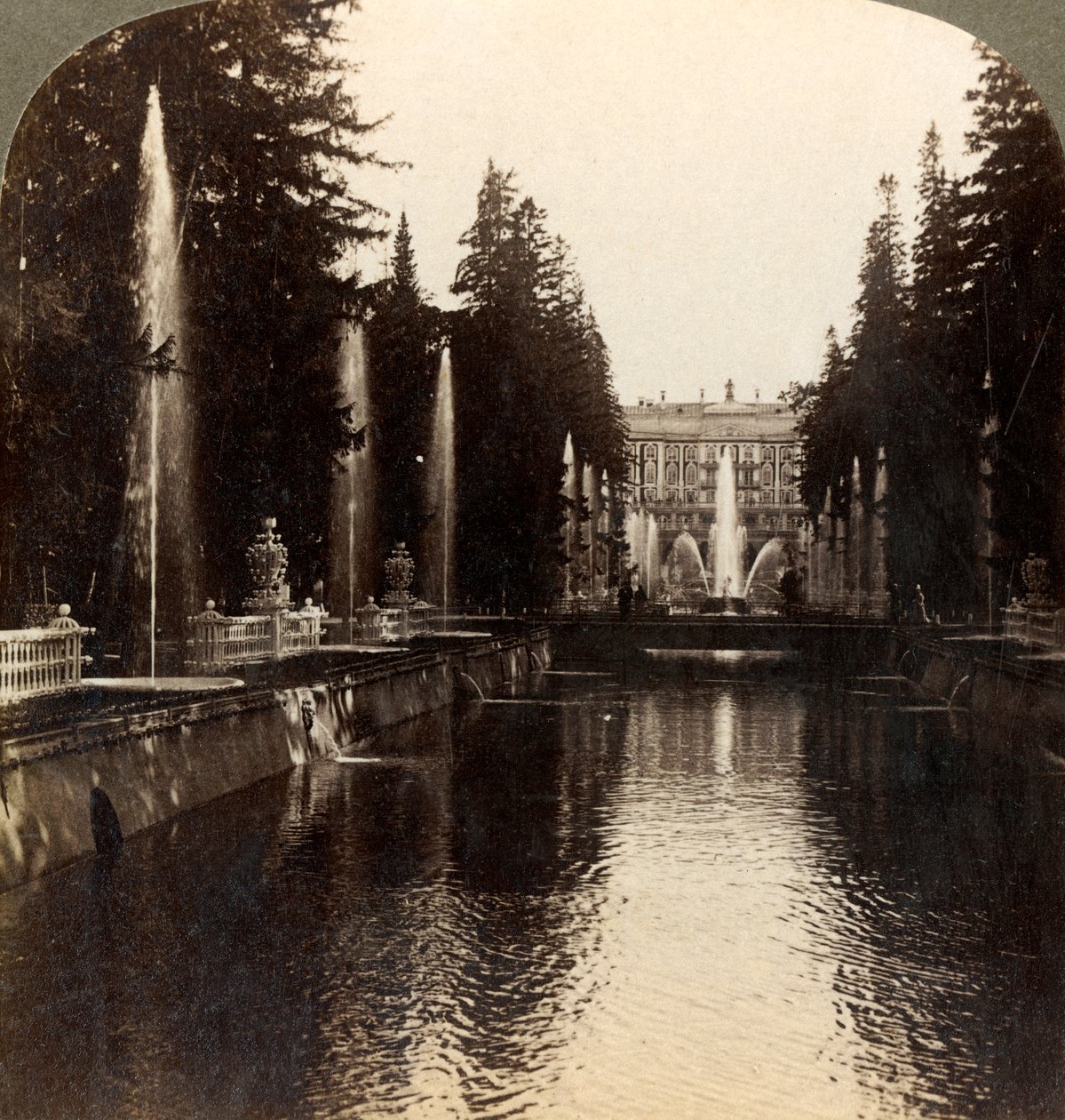 The Avenue of Fountains, Kejserliga palatset i Peterhof, Ryssland, 1897. av Underwood and Underwood