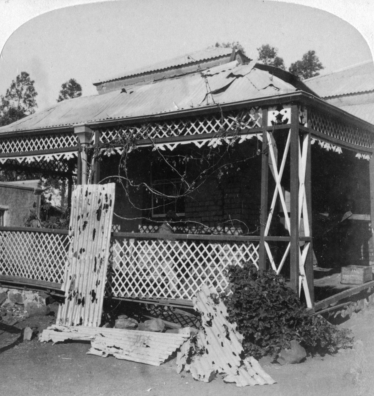 Klubben som träffades av ett 94lb boerskal, belägringen av Mafeking, Sydafrika, 1901. av Underwood and Underwood