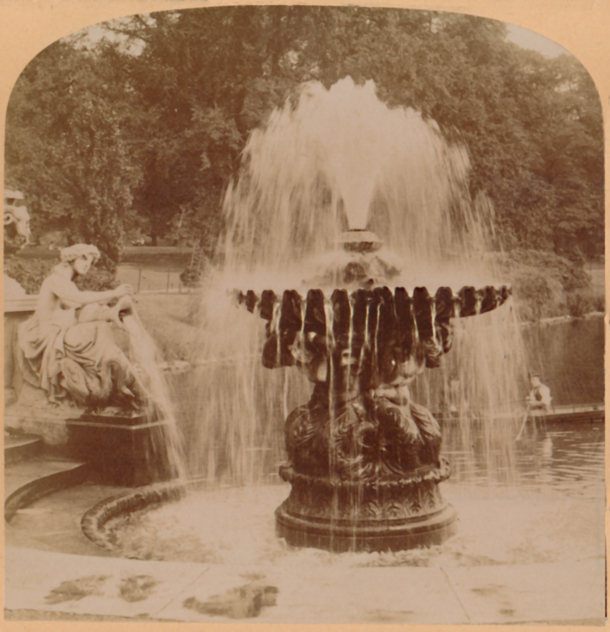 The Large Fountain, London, England, 1896. av Underwood and Underwood