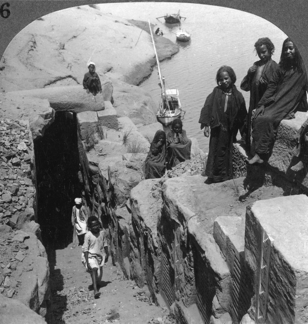 Nilometermätaren för översvämningar vid den första grå starren, Egypten, 1905. av Underwood and Underwood