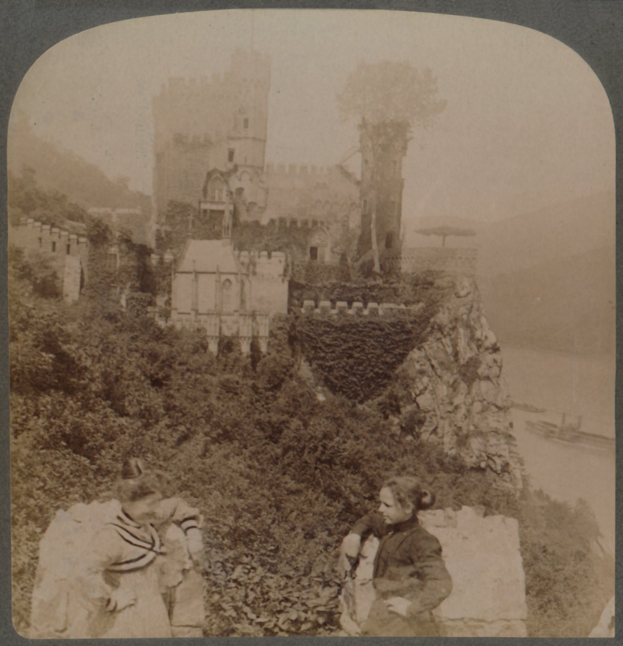 Rheinstein, mest pittoreska av rheniska slott - N. från S. wall of bastion, Tyskland, 1902. av Underwood and Underwood
