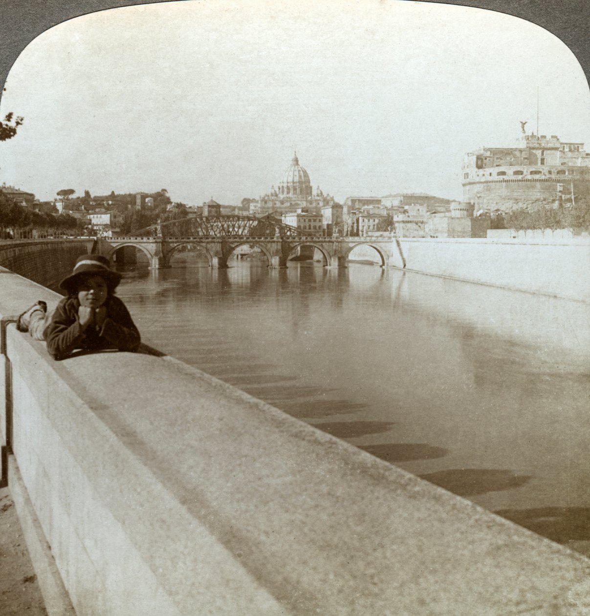 Floden Tibern, Castel Sant Angelo och Peterskyrkan, Rom, Italien. av Underwood and Underwood