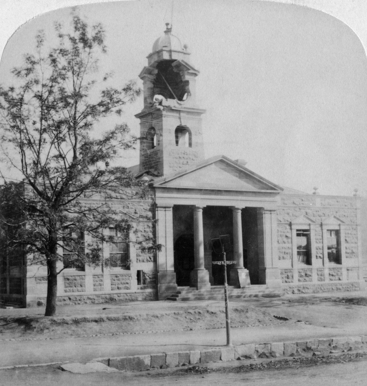 Rådhuset, träffat av ett boerskal under belägringen, Ladysmith, Sydafrika, 1901 av Underwood and Underwood