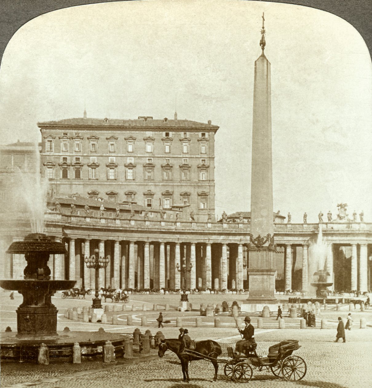 Vatikanpalatset från St Peters Square, Rom, Italien. av Underwood and Underwood