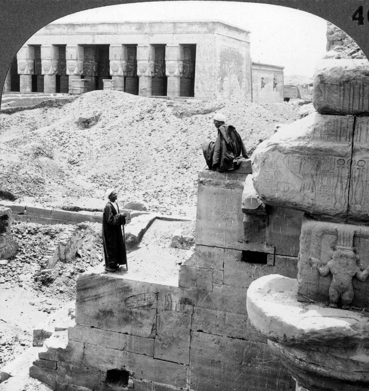Hathors vackra tempel i Denderah, Egypten, 1905. av Underwood and Underwood