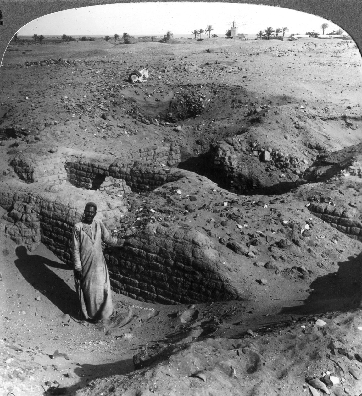 Tegelförrådskamrarna i Pithom, byggda av hebreiska bonder, Egypten, 1905. av Underwood and Underwood