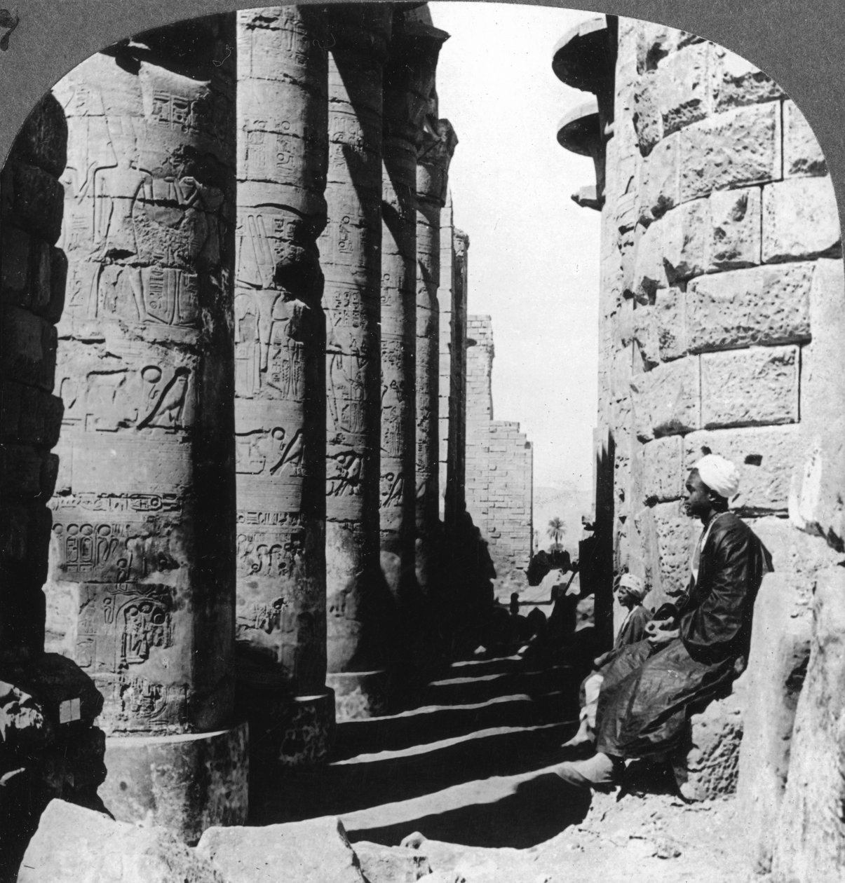 Den berömda pelargången i det stora templet i Karnak, Thebe, Egypten, 1905. av Underwood and Underwood