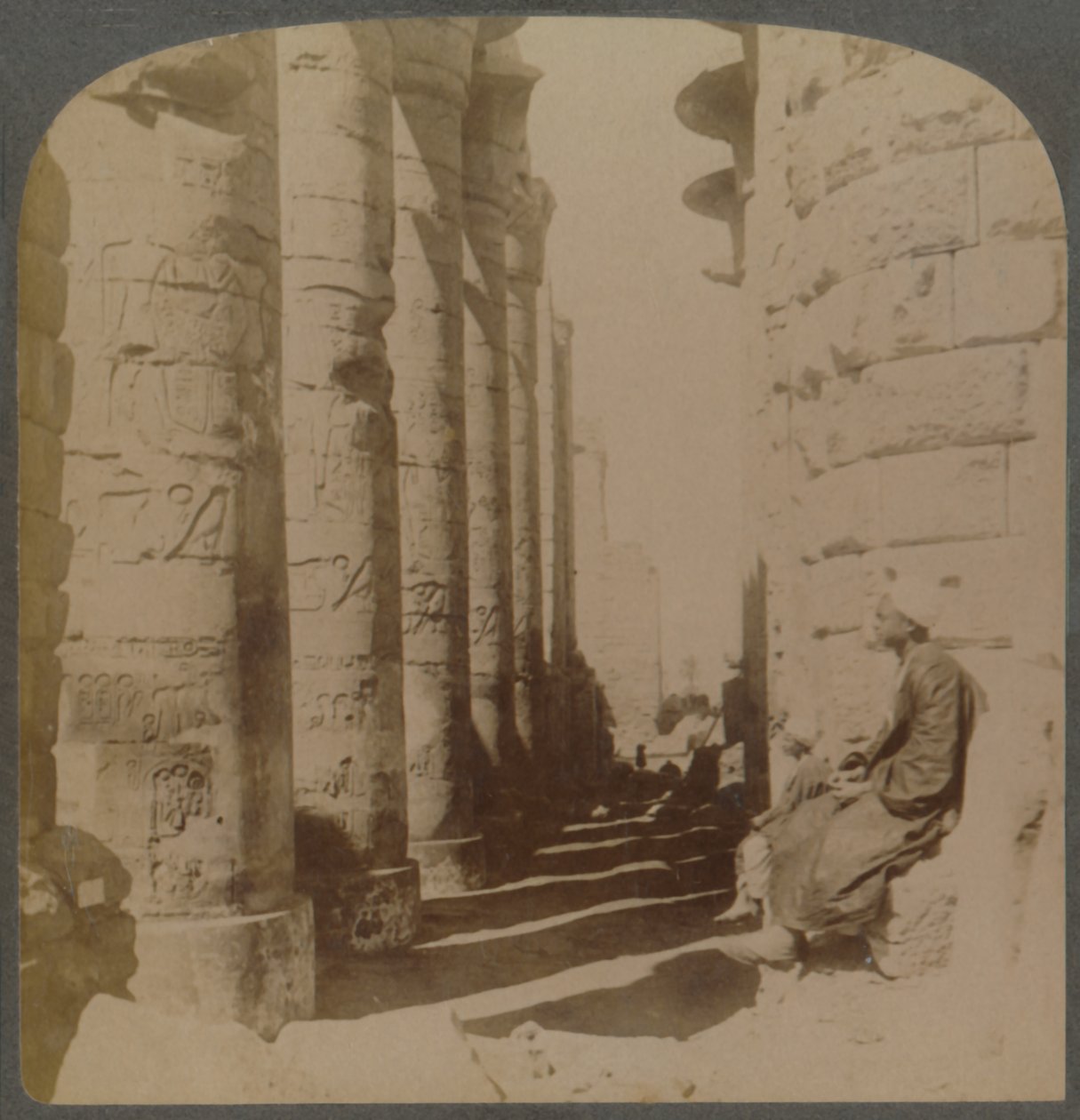 Den berömda pelargången i den stora Hypostylehallen i Karnaktemplet, Thebe, Egypten, 1897. av Underwood and Underwood