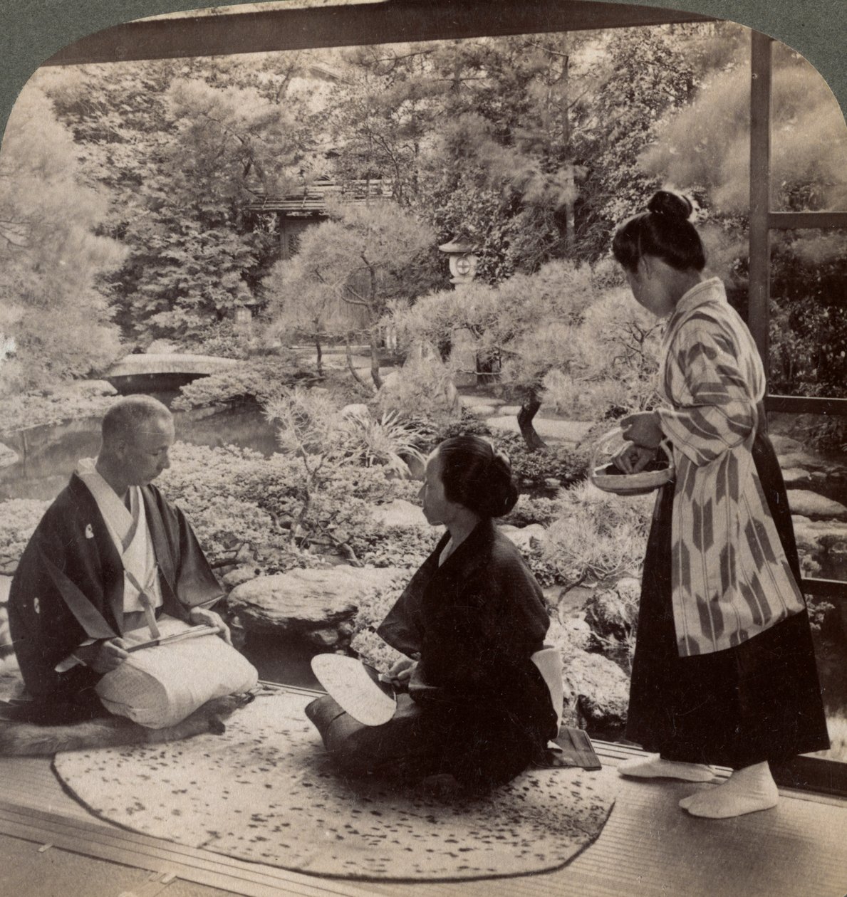 Trädgårdarna i hemmet för Mr Y Namikawa, ledare inom konstindustrin, Kyoto, Japan, 1904 av Underwood and Underwood