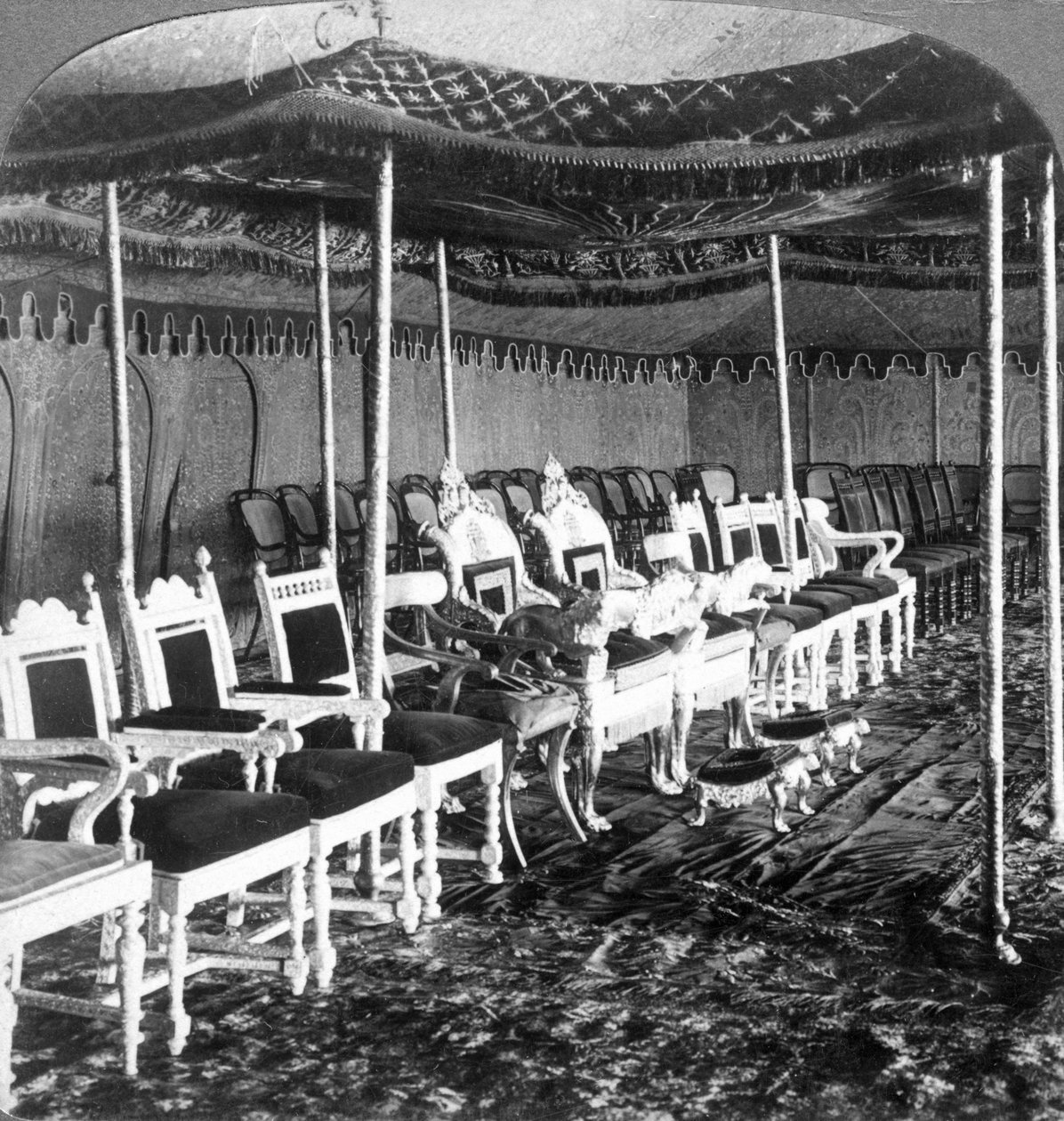 Den gyllene baldakinen i Durbar-tältet i Maharaja i Kashmir, Delhi, Indien, 1903. av Underwood and Underwood
