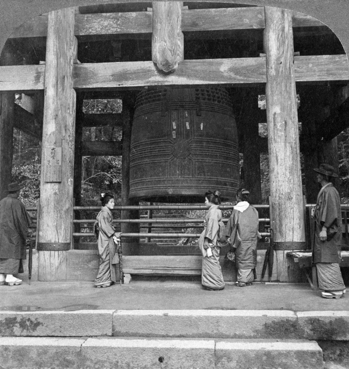 Den stora klockan i Chion-in-templet, Kyoto, Japan, 1904. av Underwood and Underwood