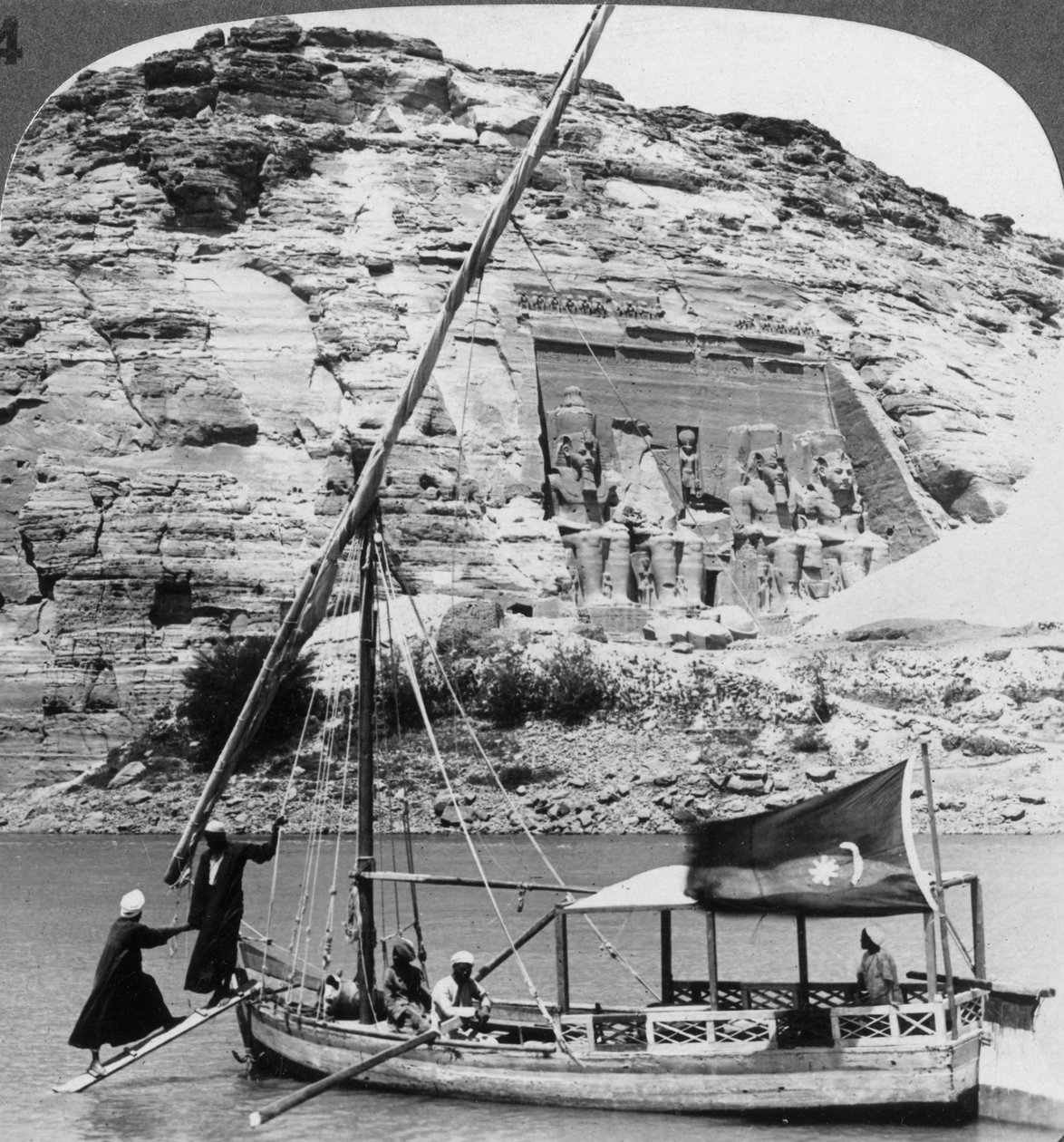 Abu Simbels grottatemplet, sett från Nilen, Egypten, 1905. av Underwood and Underwood