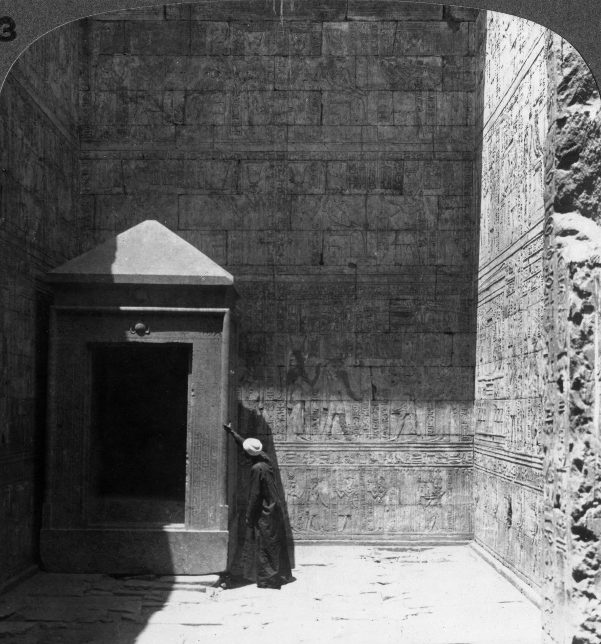 Det allra heligaste och helgedom för den gudomliga bilden, Edfutemplet, Egypten, 1905. av Underwood and Underwood